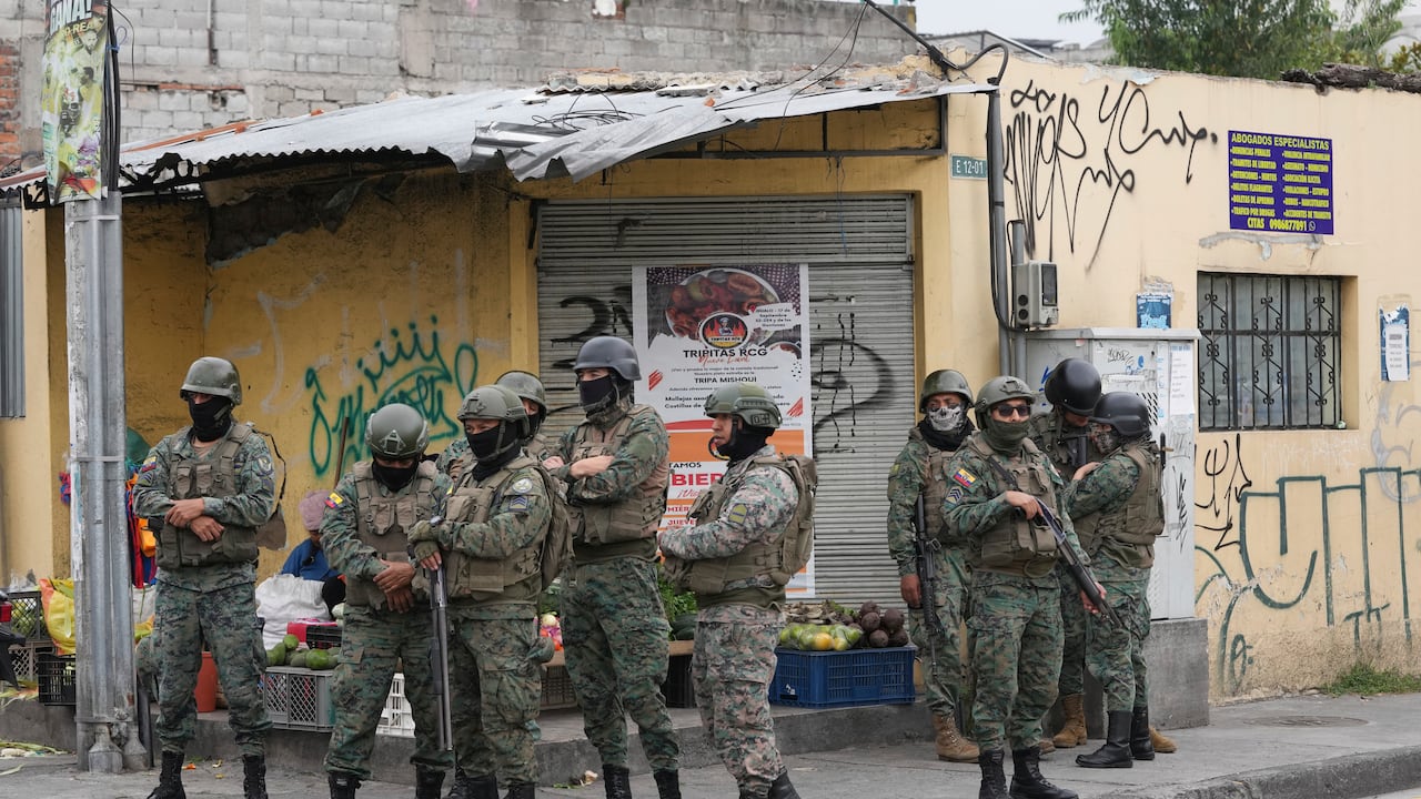 Militares patrullan el perímetro de la prisión de El Inca durante el estado de excepción en Quito, Ecuador, el martes 9 de enero de 2024. El país ha registrado una secuencia de ataque después de que el gobierno decretara estado de excepción, tras la presunta fuga de la cárcel de un peligroso líder de un grupo crimina. (AP Foto/Dolores Ochoa)