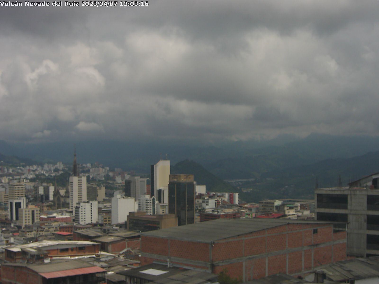 Bastantes nubes rodean el volcán Nevado del Ruiz este viernes.