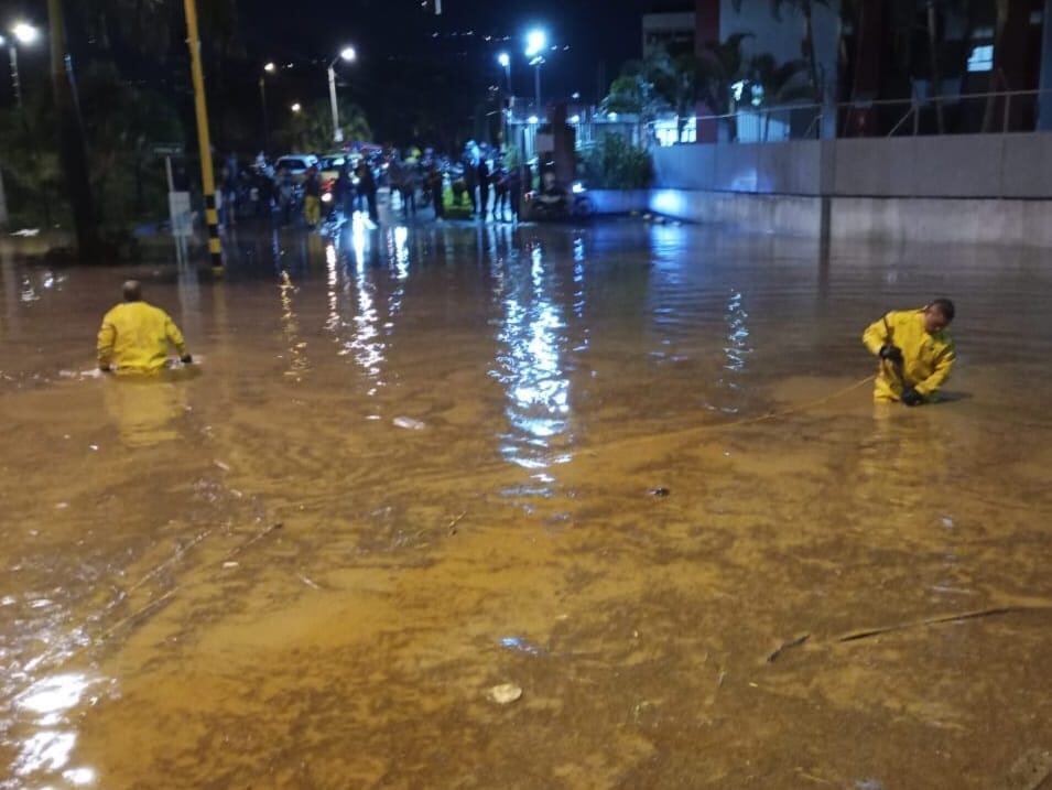 Tras las intensas lluvias, diferentes organismos y entidades trabajaron hasta horas de la madrugada.