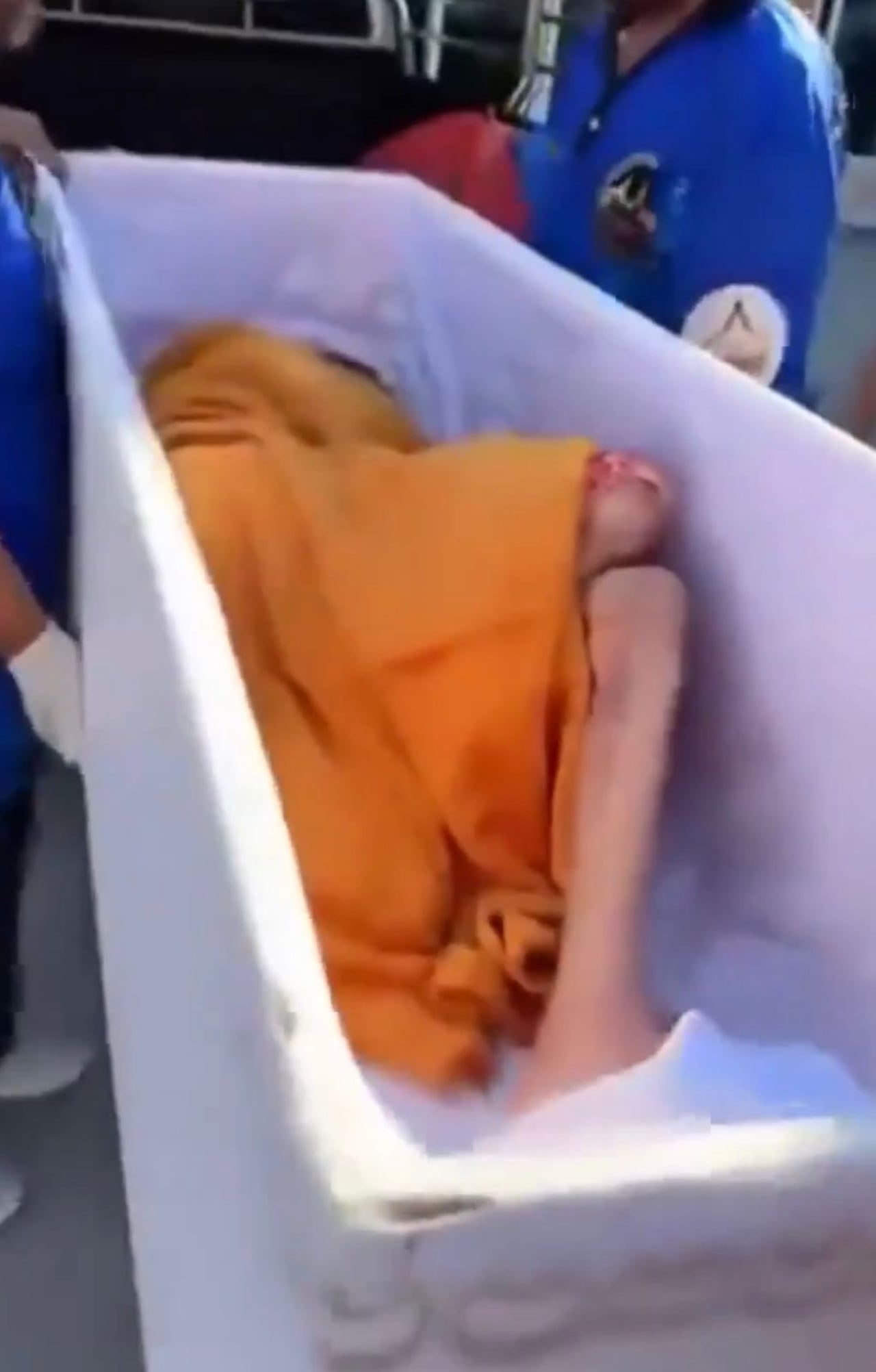 Mujer es encontrada con vida en un funeral