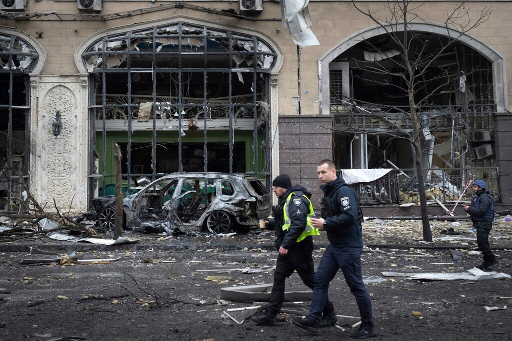 Agentes de policía pasan junto a edificios destruidos por los recientes ataques rusos en Kiev, Ucrania, el viernes 20 de diciembre de 2024. (Foto AP/Efrem Lukatsky)