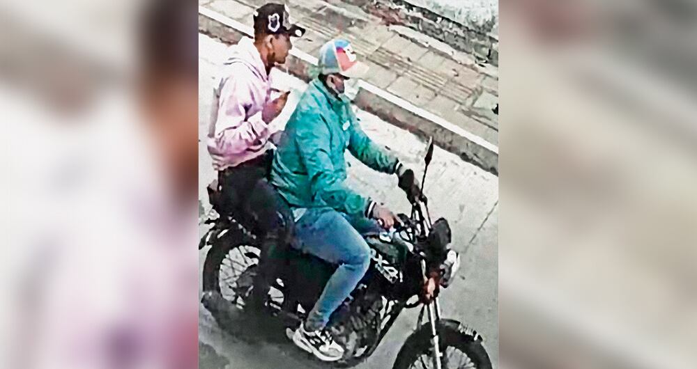     Esta es la imagen de los dos sicarios antes de cometer el crimen. La familia se encontraba almorzando en un restaurante del municipio, cuando sus integrantes fueron atacados sin compasión. 