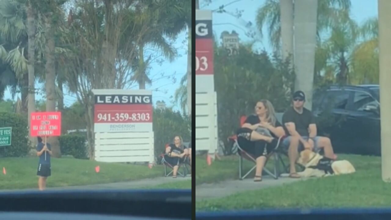 Una pareja castigó a su hijo durante varias horas. Lo hicieron sostener un cartel con una frase humillante.