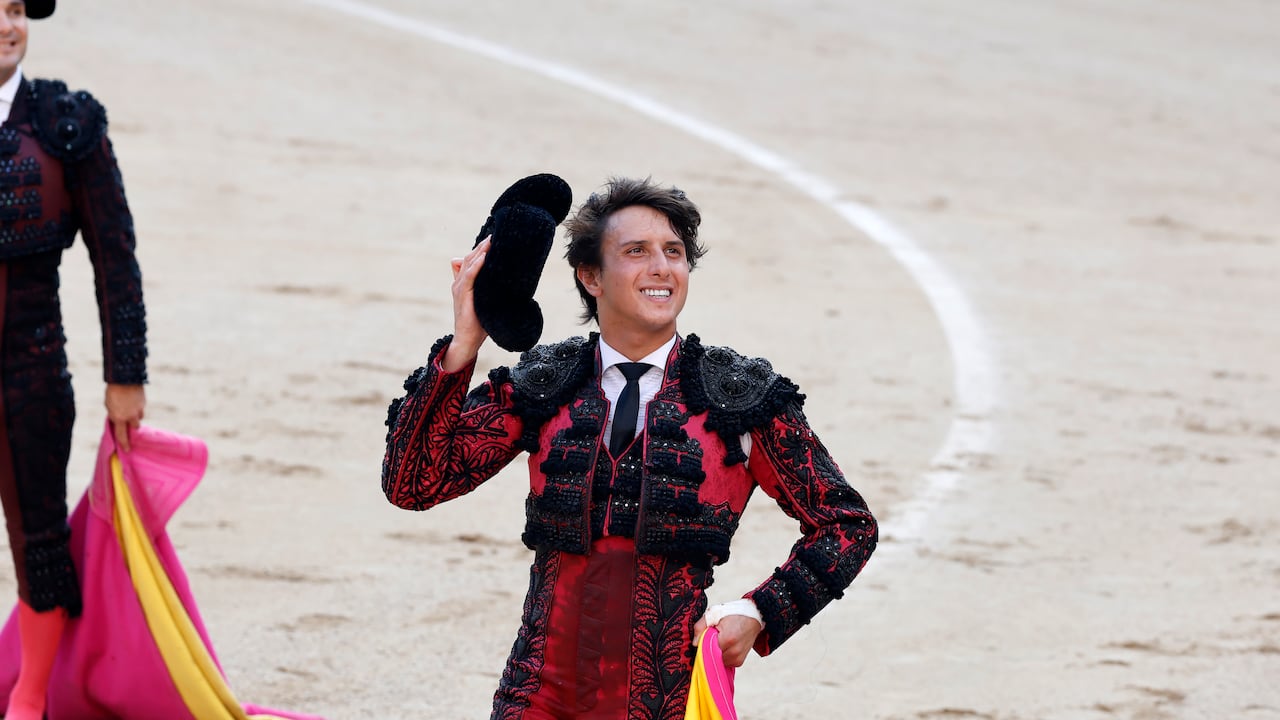 El torero peruano Andrés Roca Rey fue protagonista de peligrosa faena en España. Se salvó de morir.