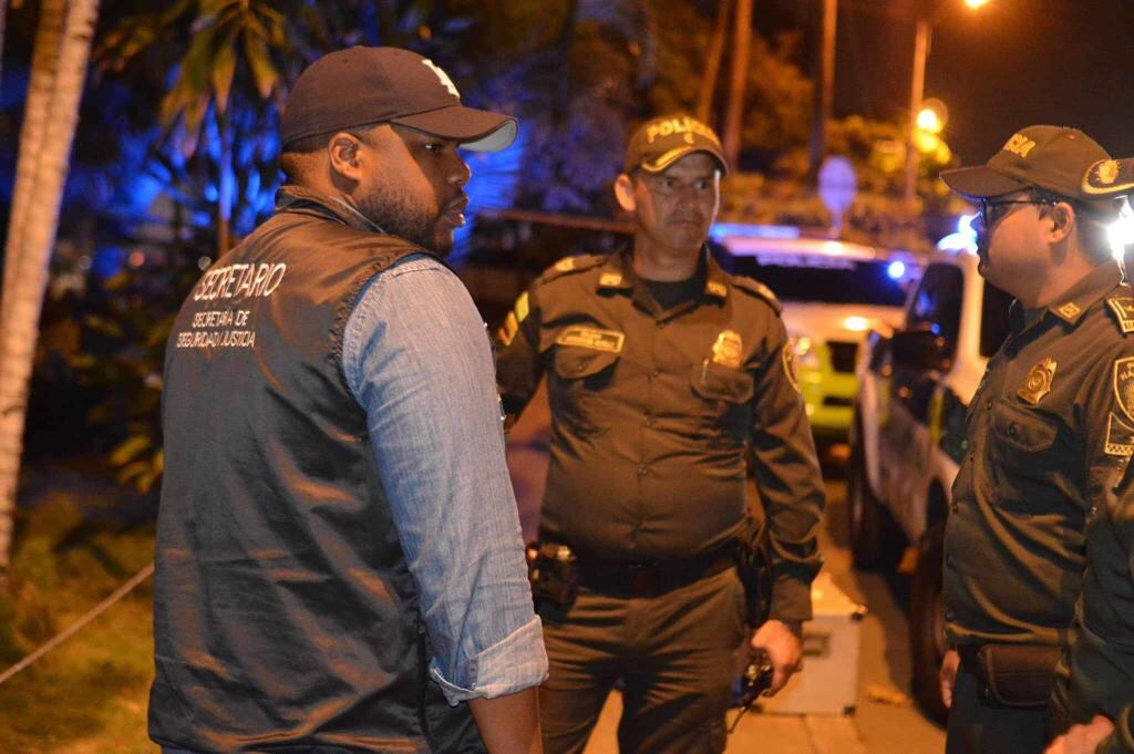 Mona también recibe el cariño y cuidados de los uniformados, pero fue alcanzada por las esquirlas