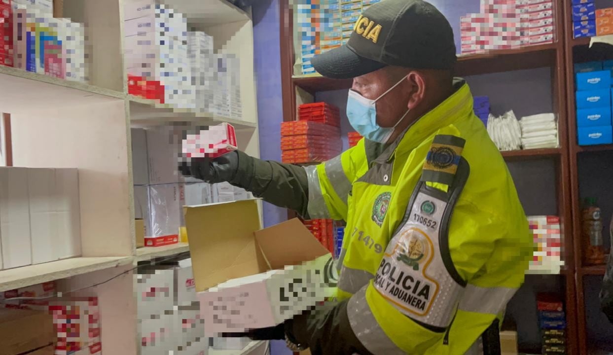 La POLFA y la DIAN propinaron un duro golpe al contrabando de confecciones, calzado y perfumería, en un reconocido centro comercial utilizado para el acopio de mercancías, ubicado en la localidad de Mártires.