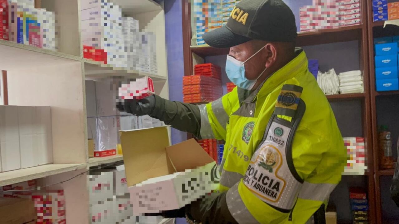 La POLFA y la DIAN propinaron un duro golpe al contrabando de confecciones, calzado y perfumería, en un reconocido centro comercial utilizado para el acopio de mercancías, ubicado en la localidad de Mártires.