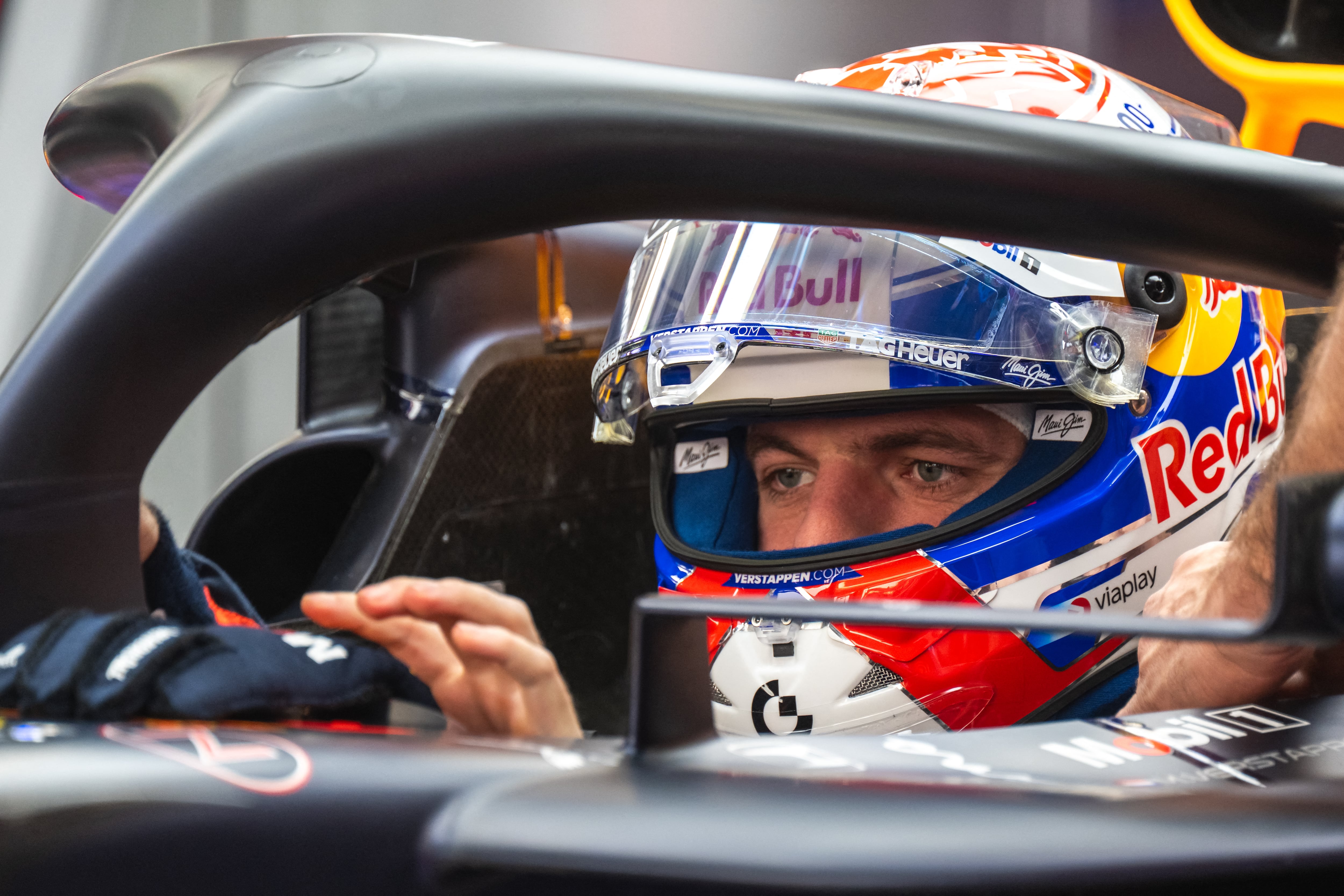 El piloto holandés de Red Bull Racing, Max Verstappen, se sienta en su coche durante la primera sesión de entrenamientos libres antes del Gran Premio de Fórmula 1 de Qatar en el Circuito Internacional de Lusail, en Lusail, el 28 de noviembre de 2025. (Foto de Andrej ISAKOVIC / AFP)