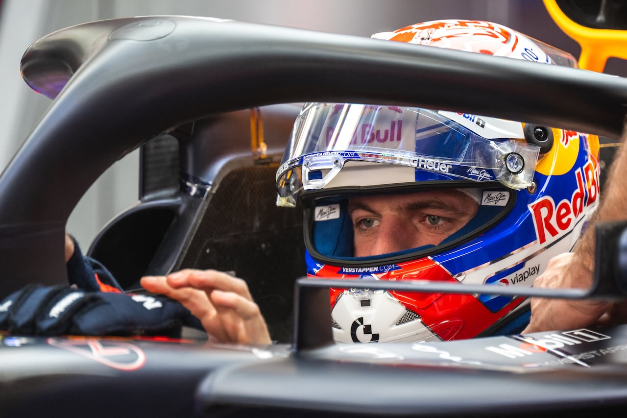 El piloto holandés de Red Bull Racing, Max Verstappen, se sienta en su coche durante la primera sesión de entrenamientos libres antes del Gran Premio de Fórmula 1 de Qatar en el Circuito Internacional de Lusail, en Lusail, el 28 de noviembre de 2025. (Foto de Andrej ISAKOVIC / AFP)