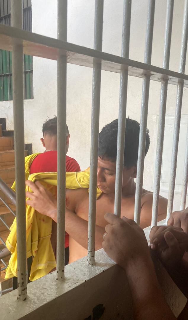 Al parecer habría 3 heridos de bala dentro del recinto