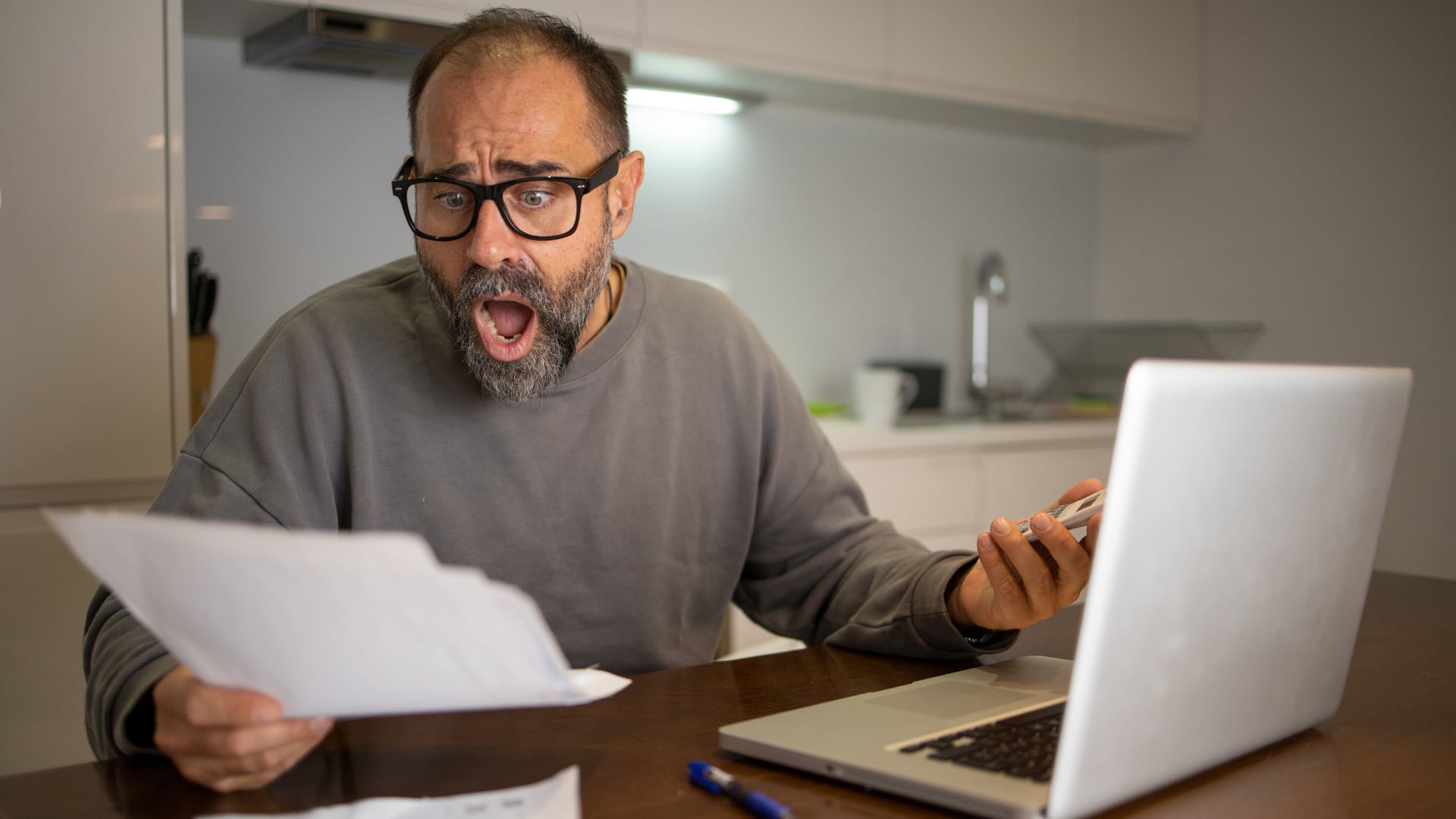 Se deben optar por modelos con funciones de ahorro energético, los cuales reducen el consumo en reposo o permiten un apagado total desde el mando.