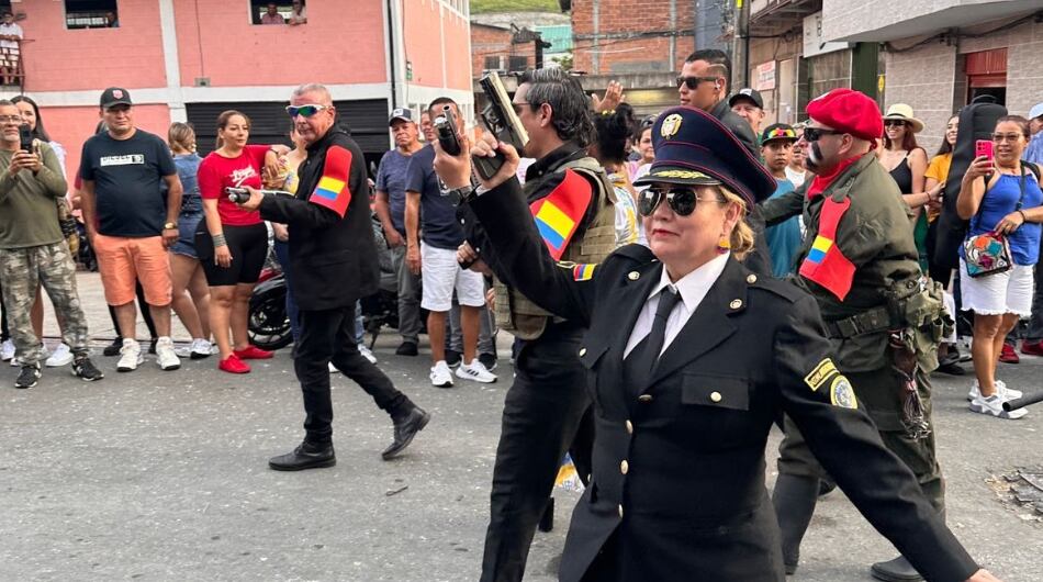 Marta Lilian Calderón Zuluaga, funcionaria de la Fiscalía que se disfrazó como integrante del ELN, participando en un desfile en Antioquia, interpretando a un coronel.