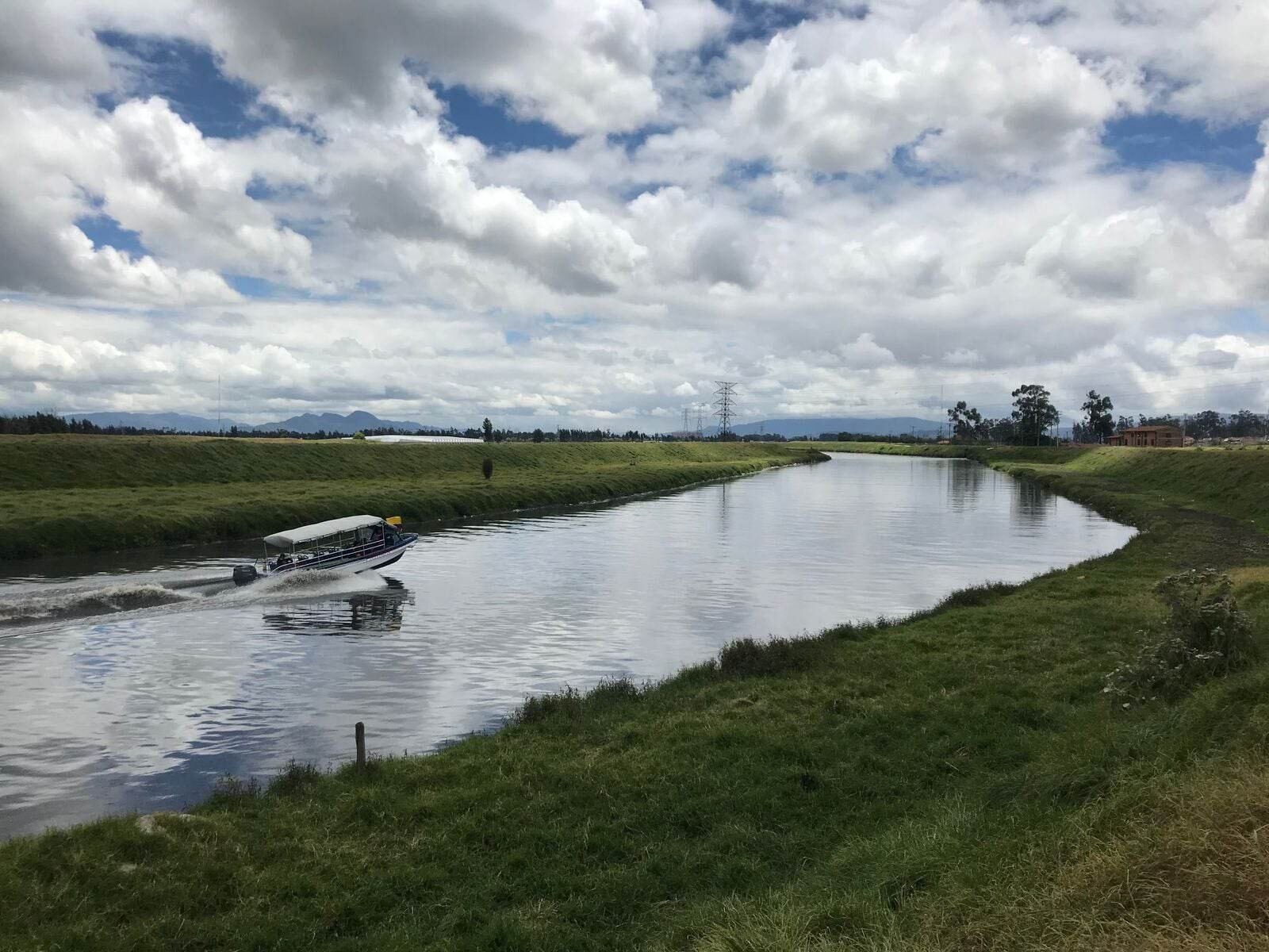 El río Bogotá atraviesa gran parte de la ciudad. Colinda con las localidades de Suba, Engativá, Fontibón, Kennedy y Bosa; mientras que los ríos Salitre, Fucha y Tunjuelo desembocan en este afluente.