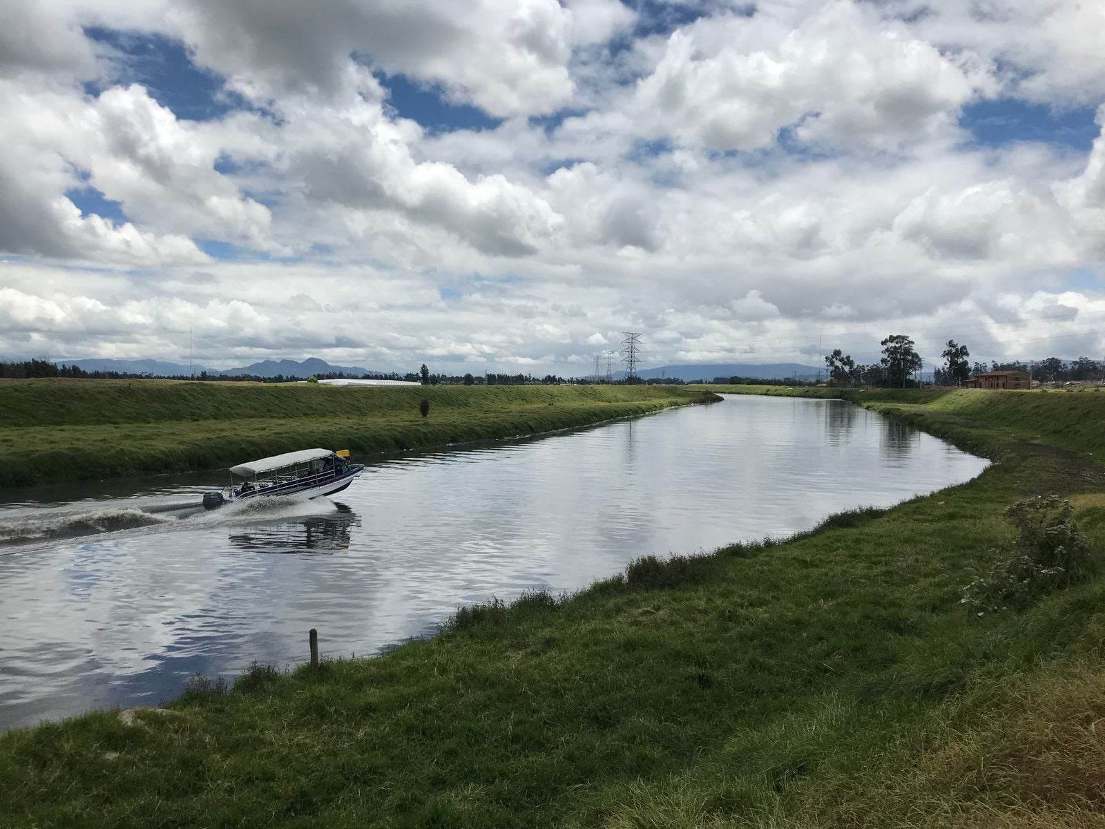 El río Bogotá atraviesa gran parte de la ciudad. Colinda con las localidades de Suba, Engativá, Fontibón, Kennedy y Bosa; mientras que los ríos Salitre, Fucha y Tunjuelo desembocan en este afluente.