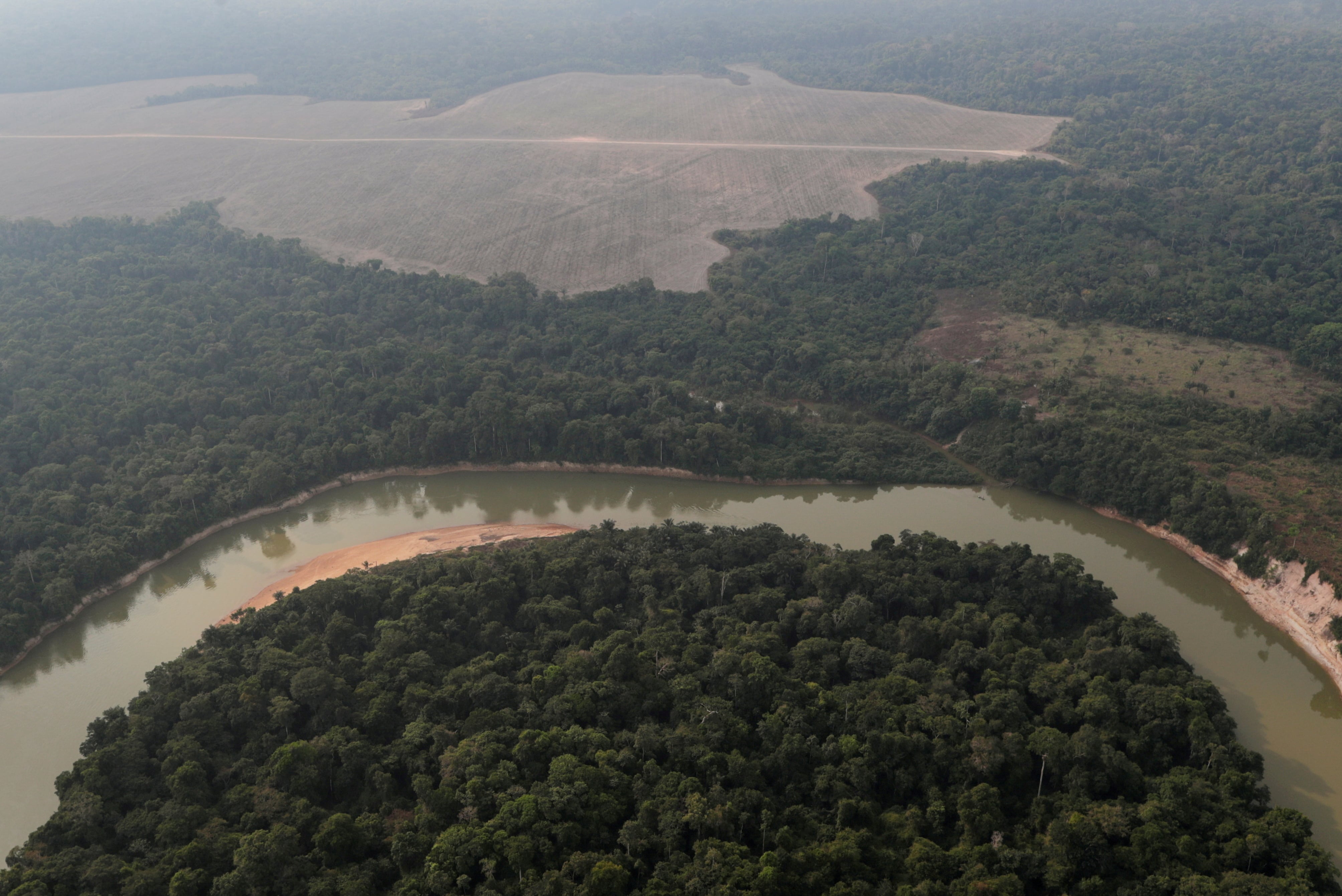 FOTO DE ARCHIVO: Una vista aérea muestra un río y una parcela deforestada del Amazonas cerca de Porto Velho, estado de Rondonia, Brasil. REUTERS / Ueslei Marcelino / Foto de archivo