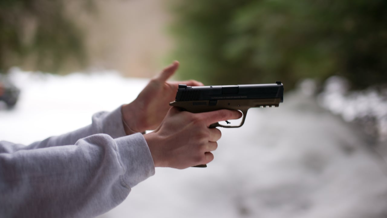 Hombre robó una pistola en Italia y arremetió contra vecinos en el marco de una reunión de copropietarios.