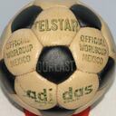 9. Mundial México 1970: De cuero y con 32 gajos poligonales blancos y negros cosidos a mano, marcó el modelo de los balones actuales.1 Primer balón manufacturado por una marca comercial (Adidas), proveedor exclusivo del Mundial, que ha continuado de proveedor en todas las ediciones hasta la actualidad.