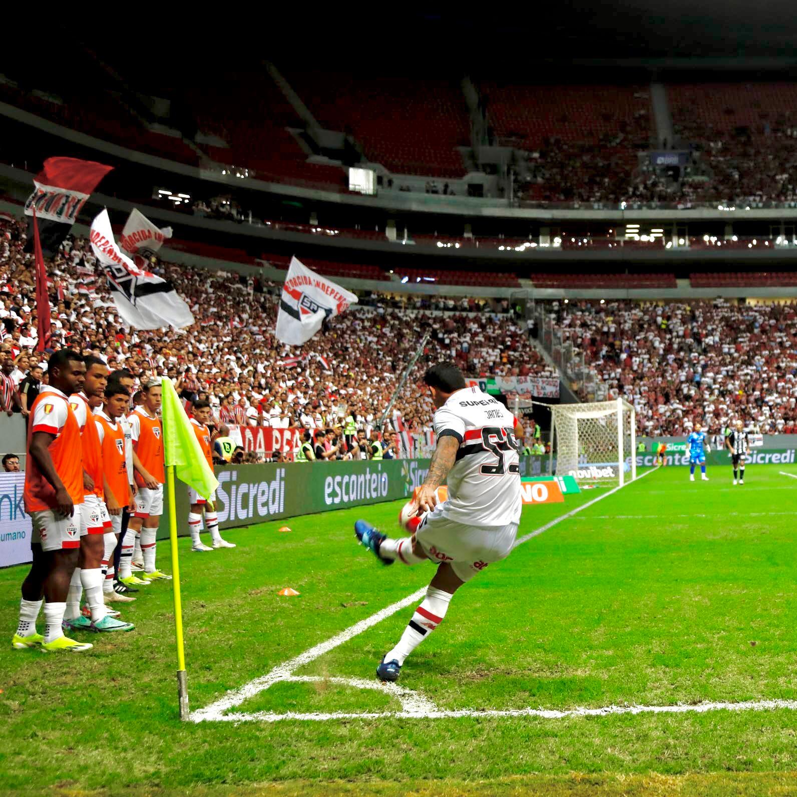 James Rodríguez en medio del partido del pasado miércoles 28 de febrero por el campeonato paulista.