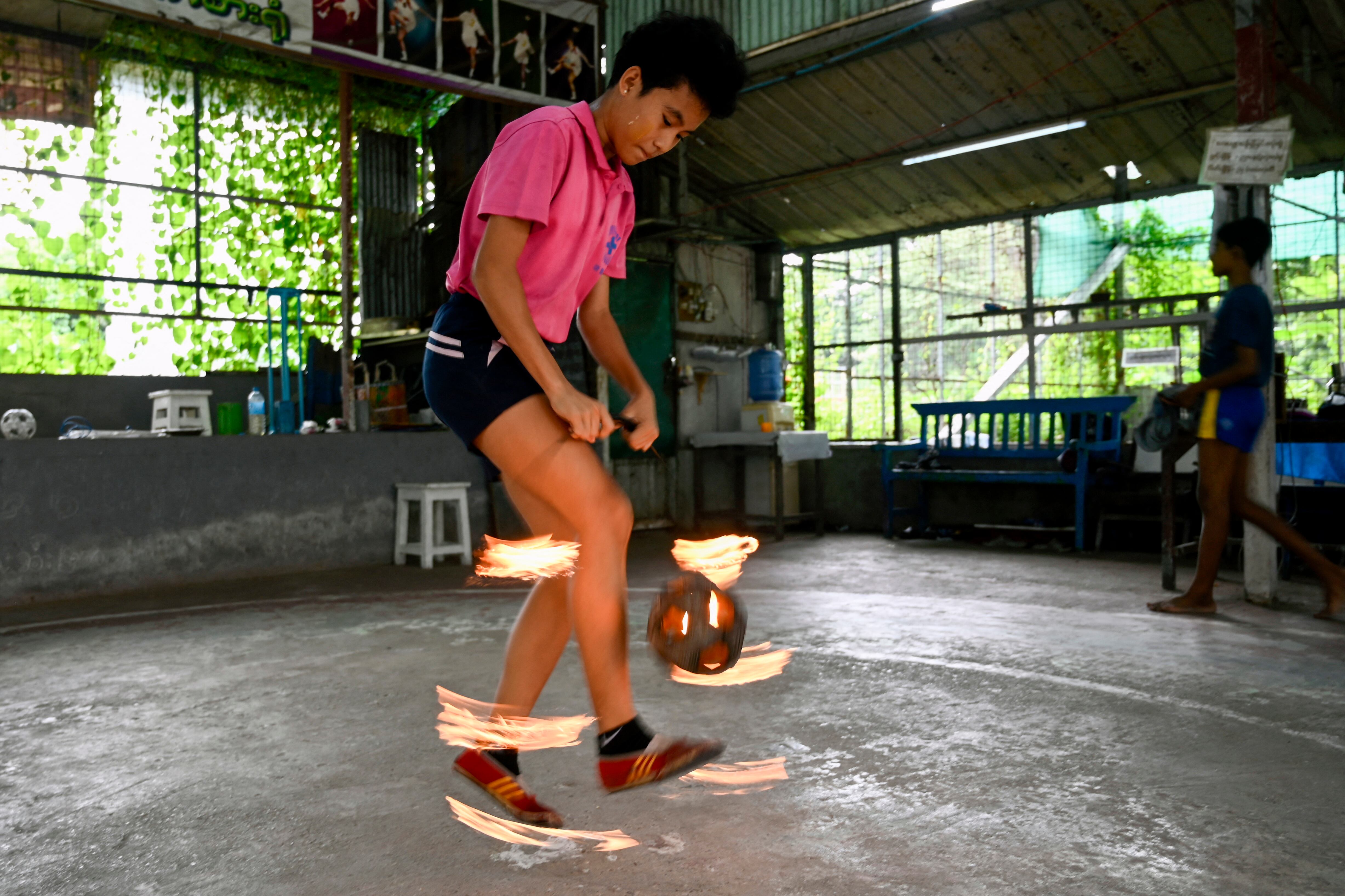 La joven Phyu Sin Phyo practica en Yangon. Se dice que el chinlone es una práctica que enseña sobre la paciencia.  Sai Aung MAIN / AFP