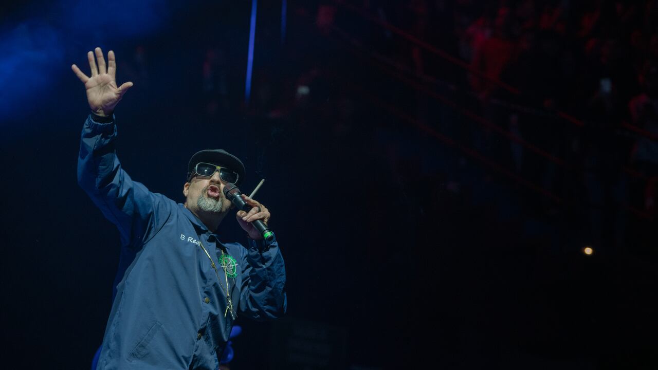 B-Real carburando y cantando. Pocas agrupaciones son tan militantes con la marihuana como lo es la icónica Cypress Hill.
