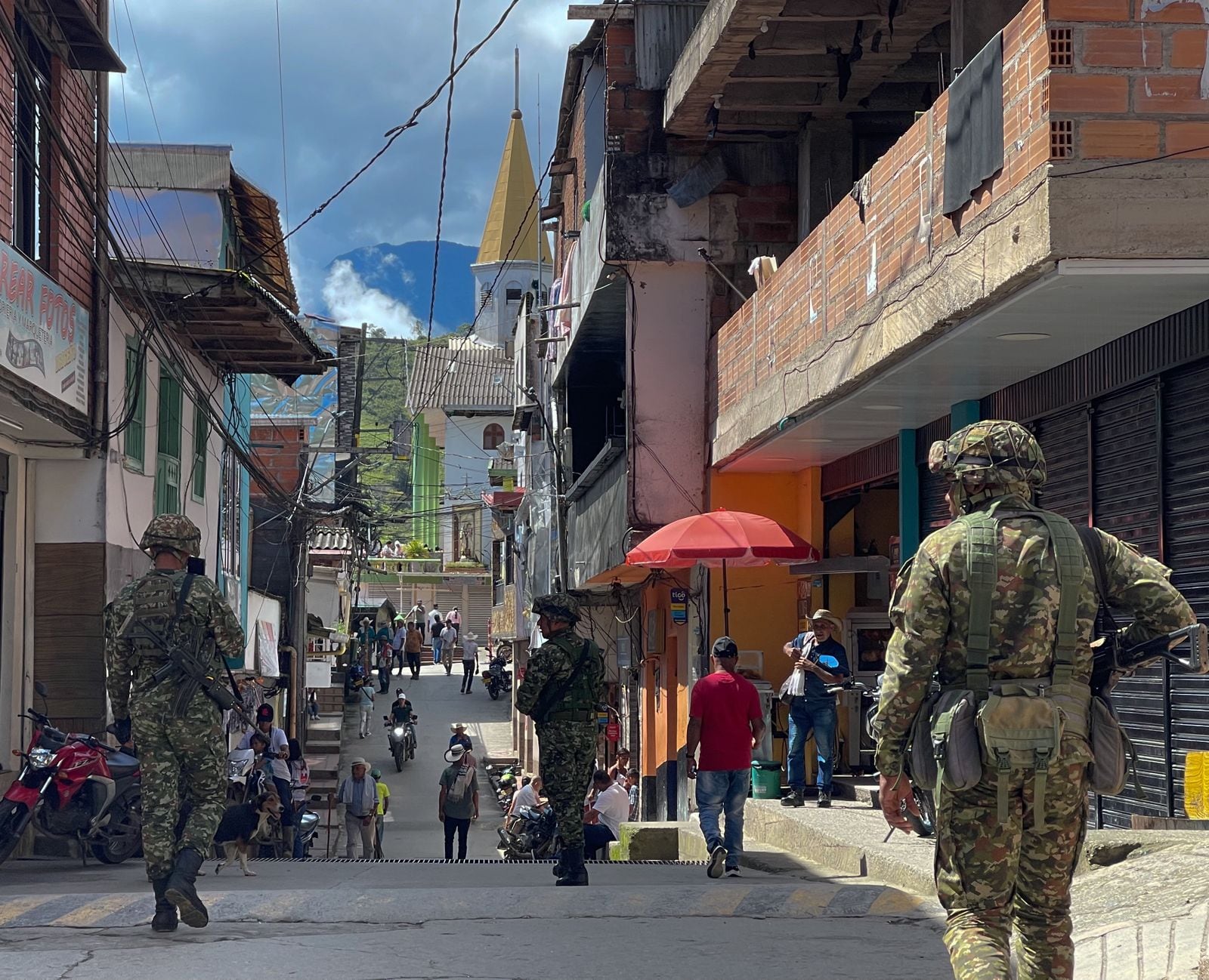 Más de 2.100 personas fueron desplazadas por las disidencias del frente 36 de las FARC en Briceño, Antioquia.