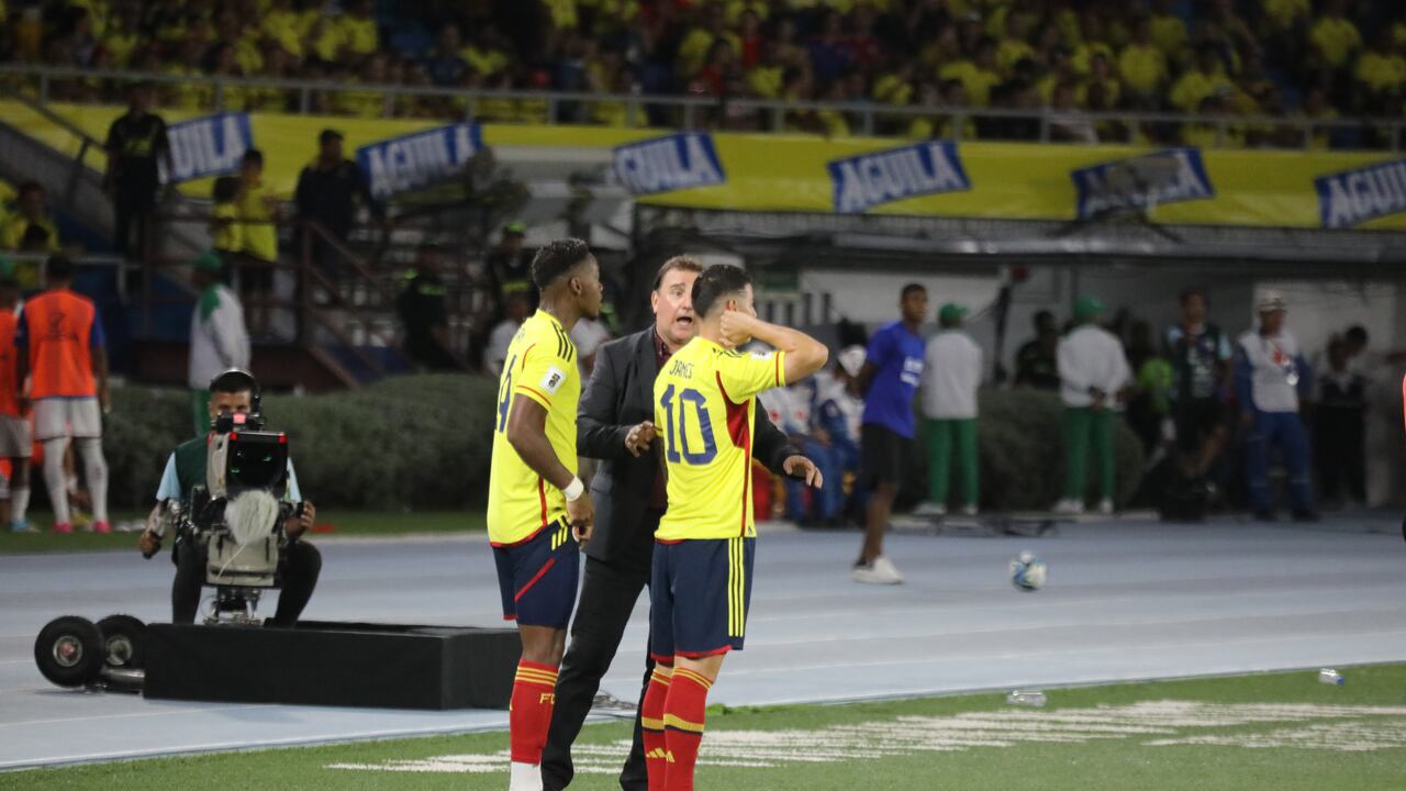 Néstor Lorenzo dando instrucciones a James Rodríguez y Jhon Jader Durán.