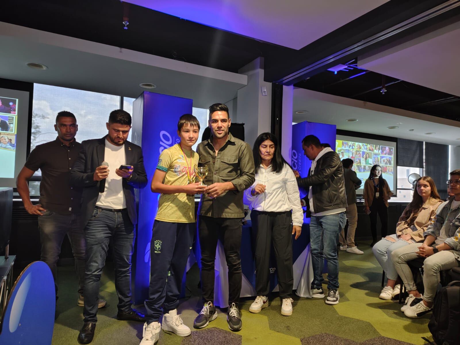 Falcao junto a los jóvenes que participaron en la Competencia Futuros Tigres.