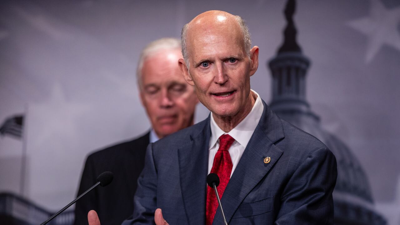 El senador estadounidense Rick Scott (R-FL) habla con los periodistas sobre la Ley de Salvaguardia de la Elegibilidad de los Votantes Estadounidenses (SAVE) en el Capitolio de los Estados Unidos el 11 de septiembre de 2024 en Washington, DC.