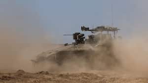 Un vehículo blindado de transporte de personal (APC) israelí maniobra cerca de la frontera entre Israel y Gaza, en medio del conflicto en curso entre Israel y el grupo islamista palestino Hamas, en Israel, el 15 de abril de 2024.