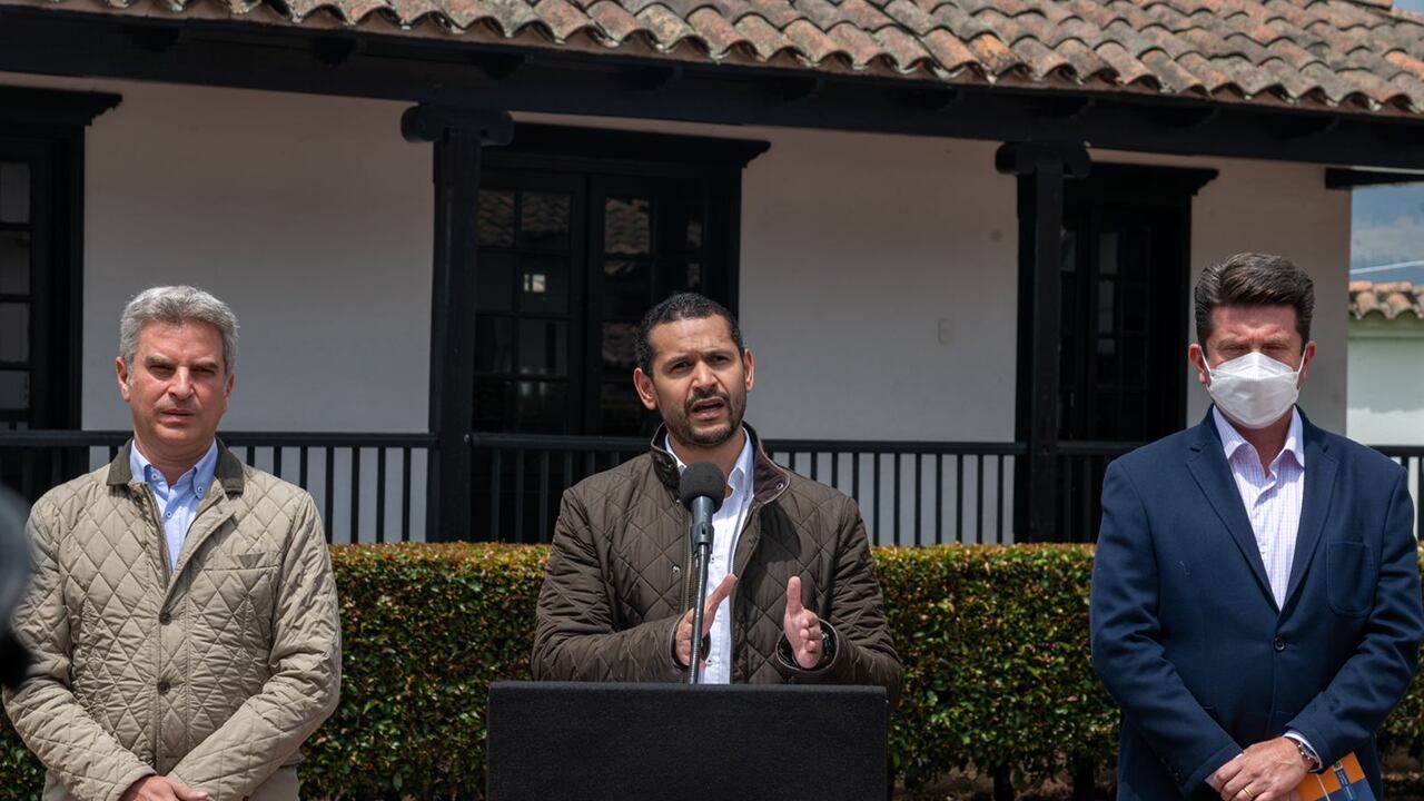 Carlos Correa, ministro de ambiente; Daniel Palacios, ministro del interior; y Diego Molano, ministro de defensa.