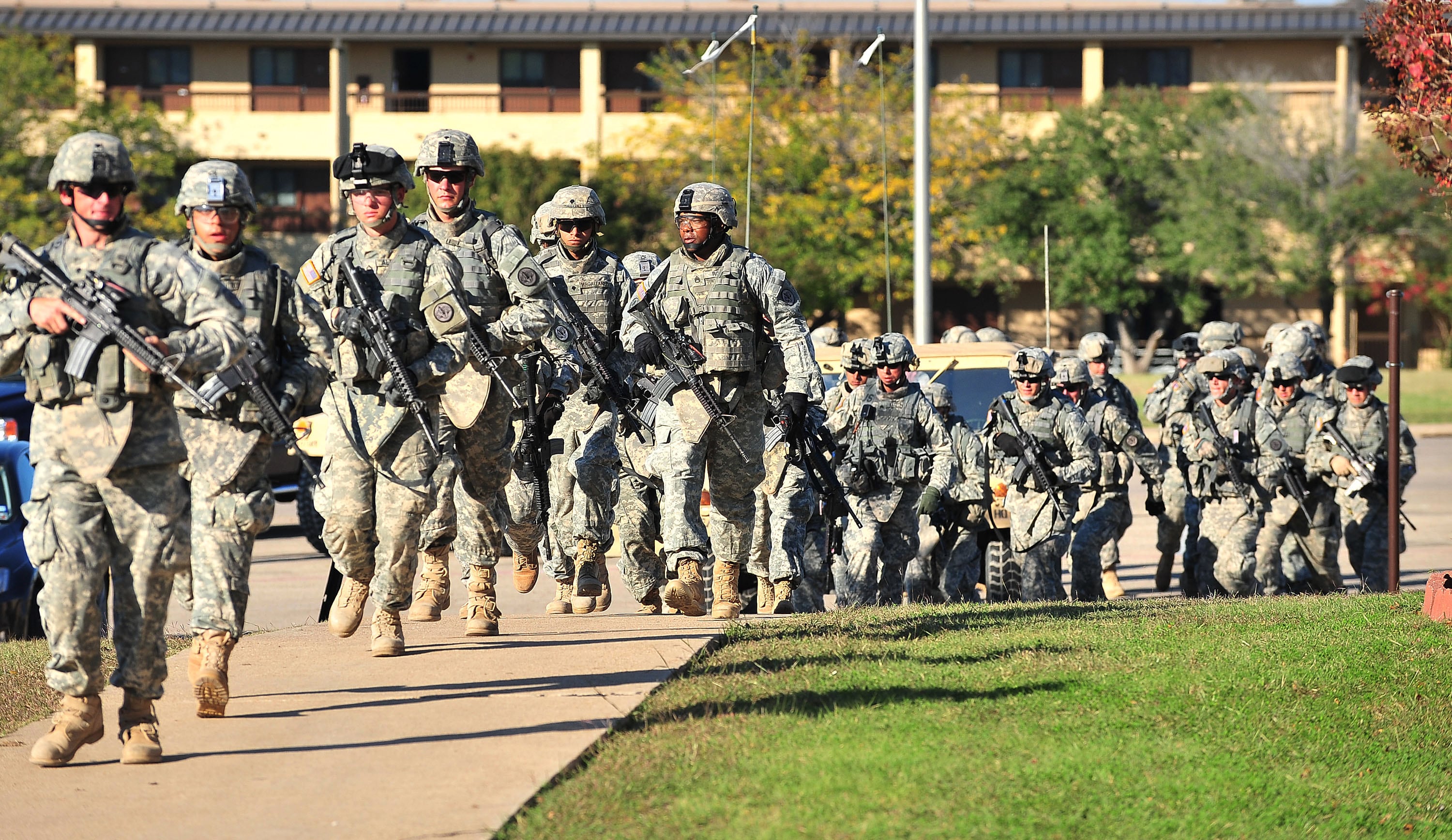 Integrantes del 3.er Regimiento de Caballería Blindada irrumpieron en el centro militar tras el tiroteo ocurrido en Texas.
