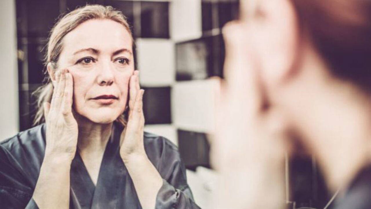 Encontrarse mejor por las mañanas y tener una piel de mejor aspecto son algunos de los efectos inmediatos que usted puede notar al reducir el consumo de alcohol. Foto: Getty Images vía BBC Mundo