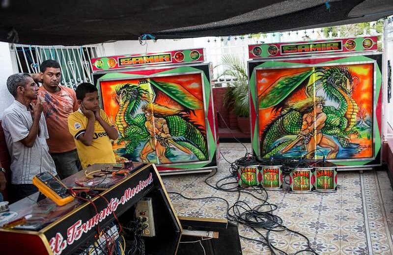 Calibración de un picó en el taller del "Joven" en el barrio “Las Nieves” de Barranquilla. Foto: Joaquín Sarmiento