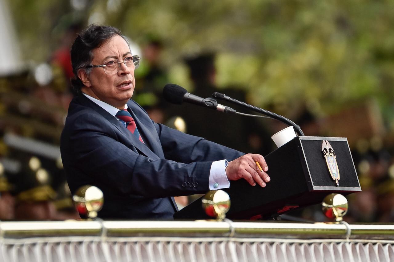Presidente Gustavo Petro, en la ceremonia de ascenso al grado de brigadier general de los coroneles Sandra Liliana Rodríguez Castro y Andrés Fernando Serna Bustamante, de la Policía Nacional.