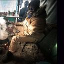 Un inmigrante de Sudán cocina en su refugio. La gran mayoría de los habitantes de la "Jungla" anhelan cruzar el canal de La Mancha y llegar a Inglaterra. Foto: Philippe Huguen / AFP