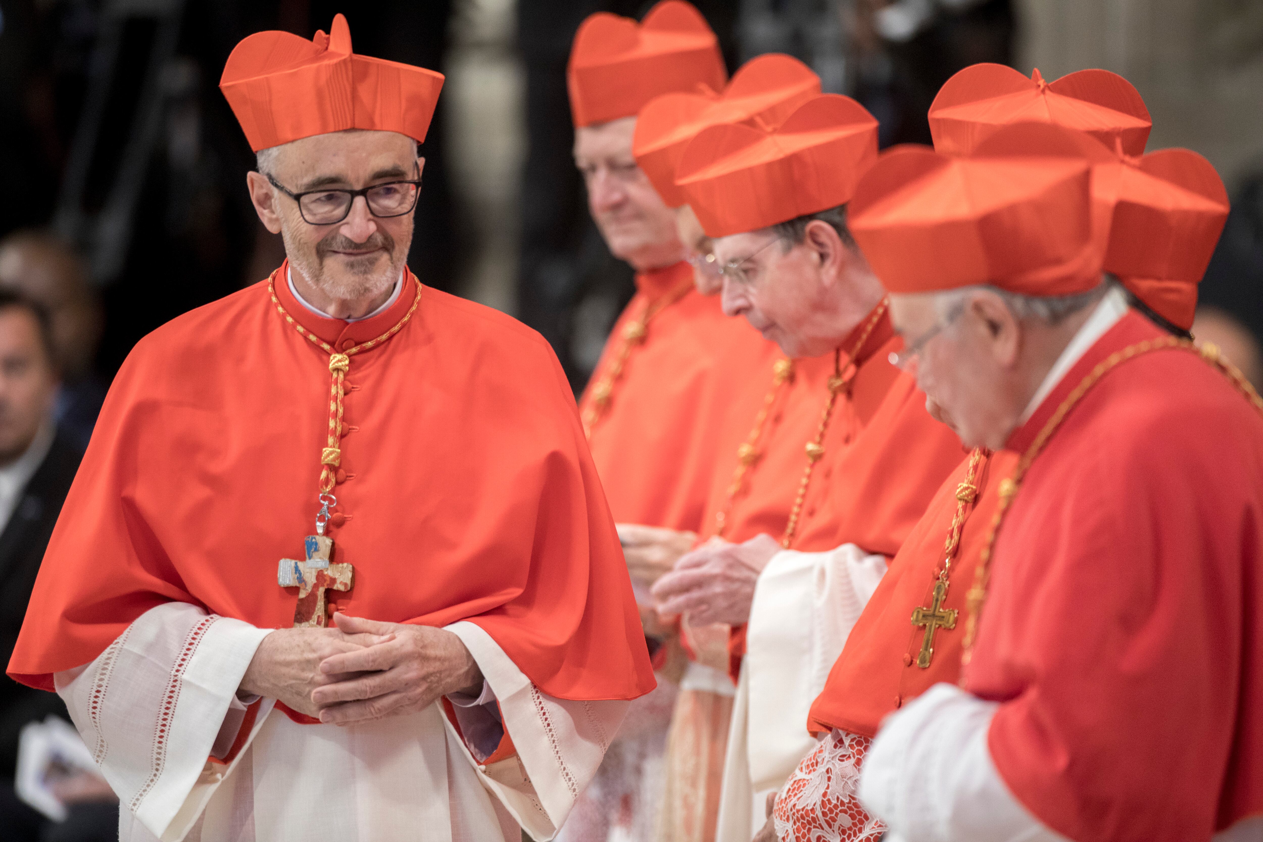 El recién ordenado cardenal Cristóbal López Romero es recibido por cardenales durante la ceremonia de Consistorio presidida por el papa Francisco para la creación de trece nuevos cardenales en la Basílica de San Pedro del Vaticano, el 5 de octubre de 2019. (Foto de Alessandra Benedetti - Corbis/Corbis vía Getty Images)
