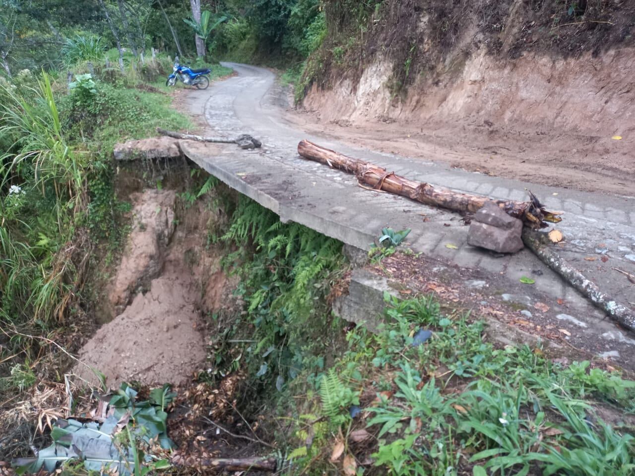Denuncian que más de la mitad de la placa huella está en el aire.