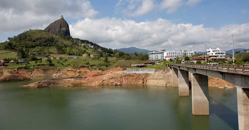 Imagen de referencia de la represa de Guatapé.
