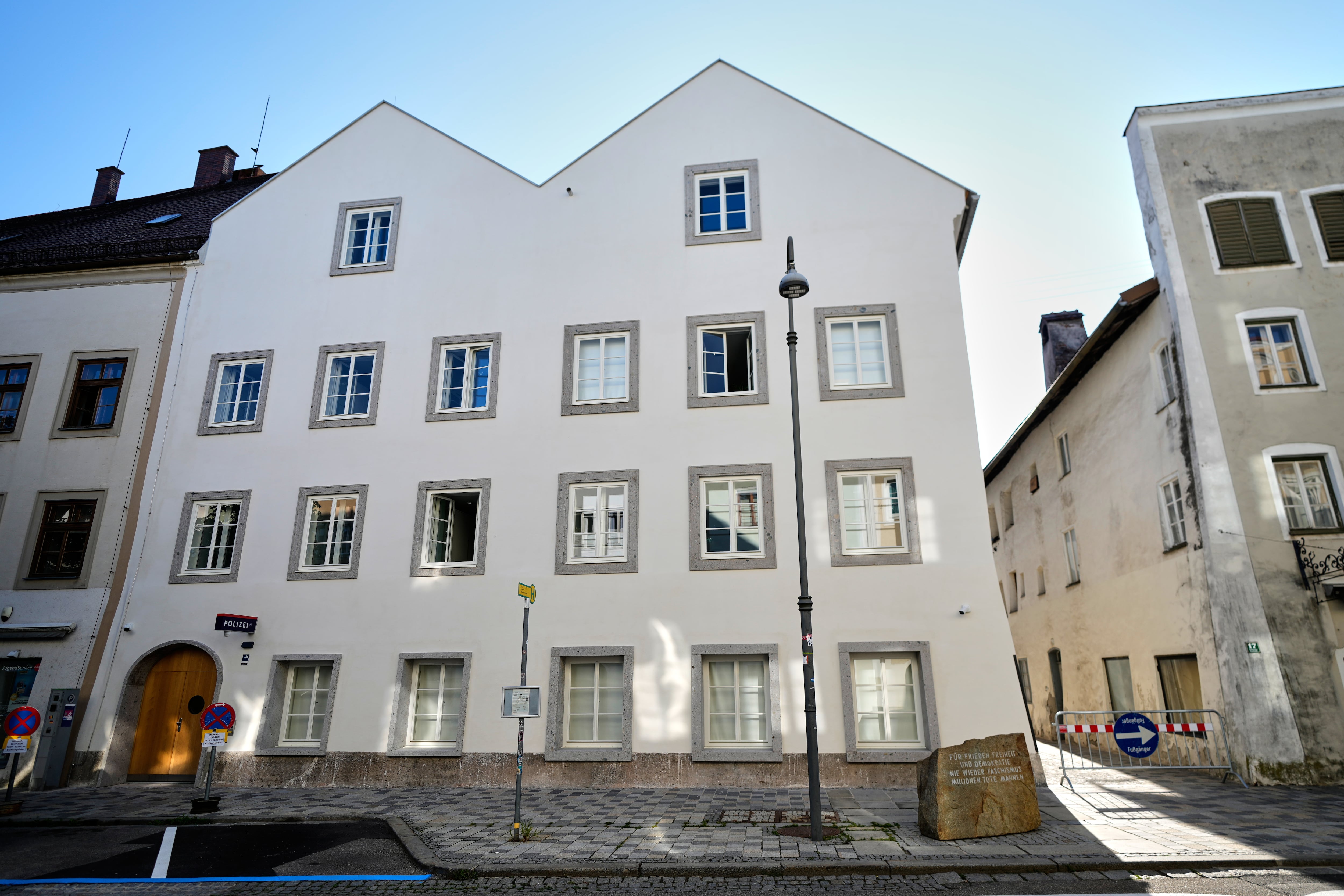 Una nueva comisaría de policía se ubica en la casa natal de Adolf Hitler en Braunau am Inn, Austria, y fue inaugurada oficialmente el miércoles 22 de julio de 2026. (Foto AP/Matthias Schrader)