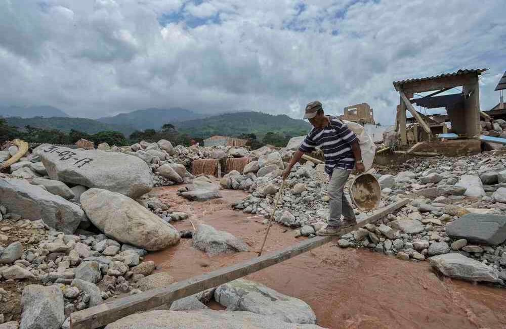 Un hombre cruza un riachuelo sobre un madero el miércoles 5 de abril de 2017 en Mocoa, Putumayo, la noche del 31 de marzo. El desastre fue producido por el desbordamiento de los ríos Mocoa, Mulato y Sangoyaco dejando hasta el momento 301 víctimas mortales y un indeterminado numero de desaparecidos. Foto: Carlos Julio Martínez / Enviado Especial de Semana