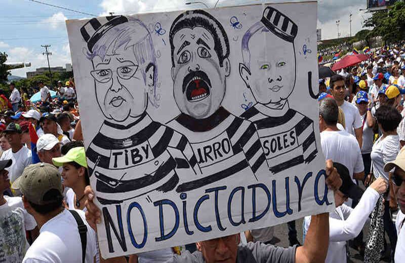 La oposición venezolana acusa a Maduro de haber dado un "golpe de Estado".