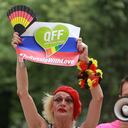 El hastag 'ToRussiaWithLove' fotografiado durante una reunión para recordar la situación actual de las personas LGBT, lesbianas, gays, bisexuales y transgénero en Rusia en la embajada rusa el 10 de junio de 2018 en Berlín, Alemania