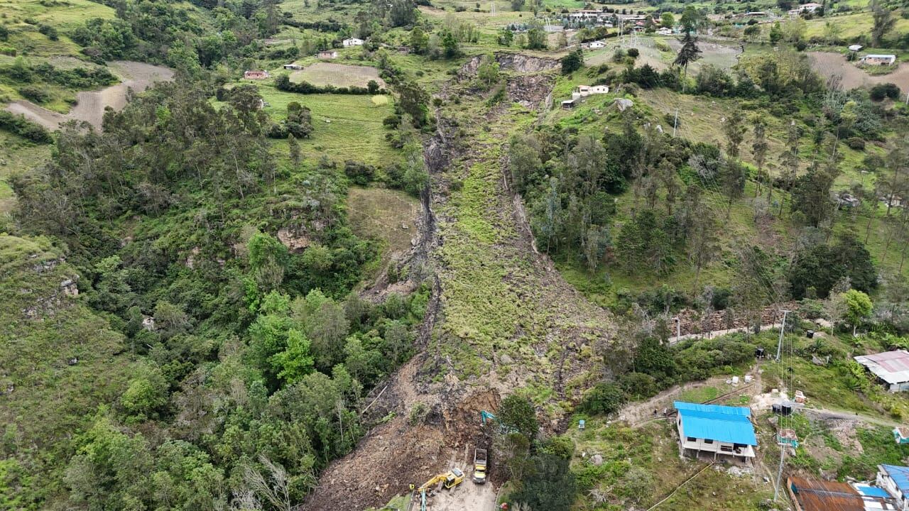 Así se ve el derrumbe en la vía al Llano.