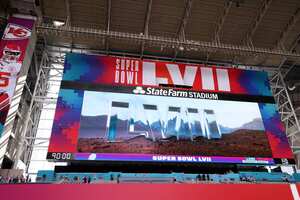 El logotipo del Super Bowl y la pantalla del estadio se ven antes del Super Bowl LVII entre los Kansas City Chiefs y los Philadelphia Eagles en el State Farm Stadium el 12 de febrero de 2023 en Glendale, Arizona. (Foto de Christian Petersen/Getty Images)