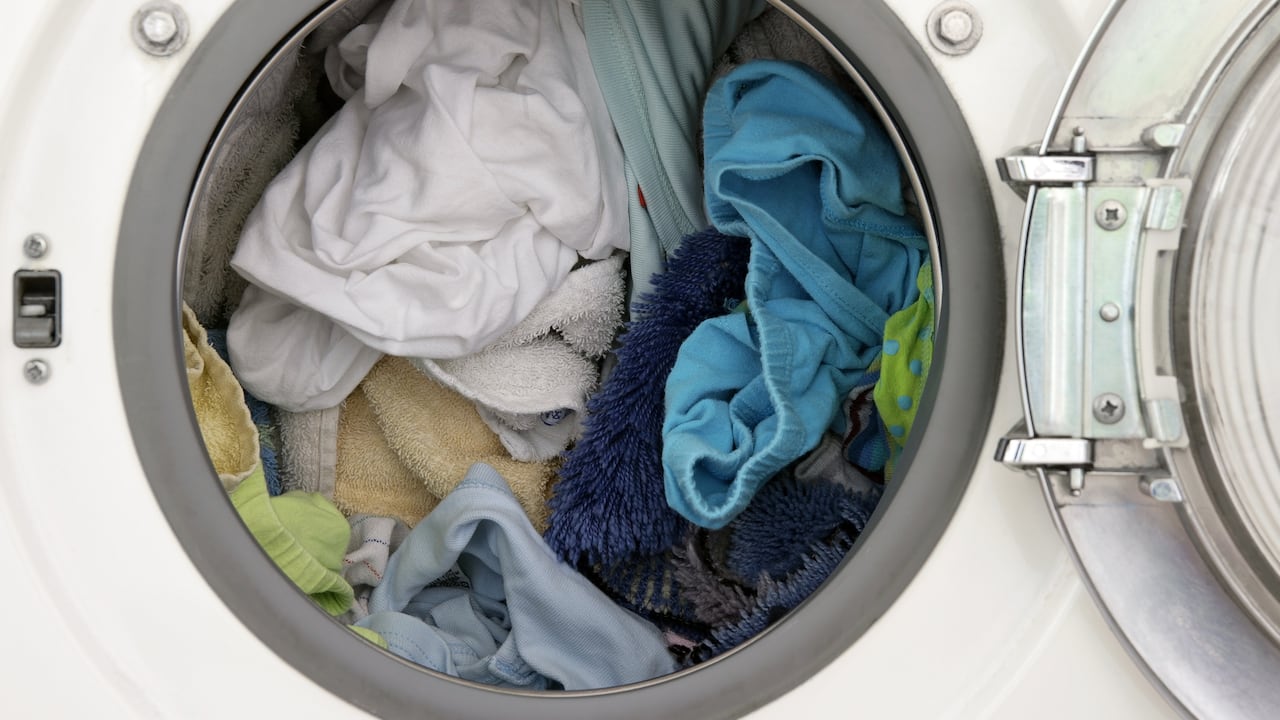 La sobrecarga de la lavadora puede afectar significativamente la calidad del lavado y el estado de la ropa, según expertos en el campo.