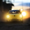 La razón es simple, y es que, este tipo de iluminación puede provocar deslumbramiento a otros usuarios de la vía y asimismo, afectar su capacidad de maniobra, generando riesgos innecesarios tanto en ciudad como en carretera.