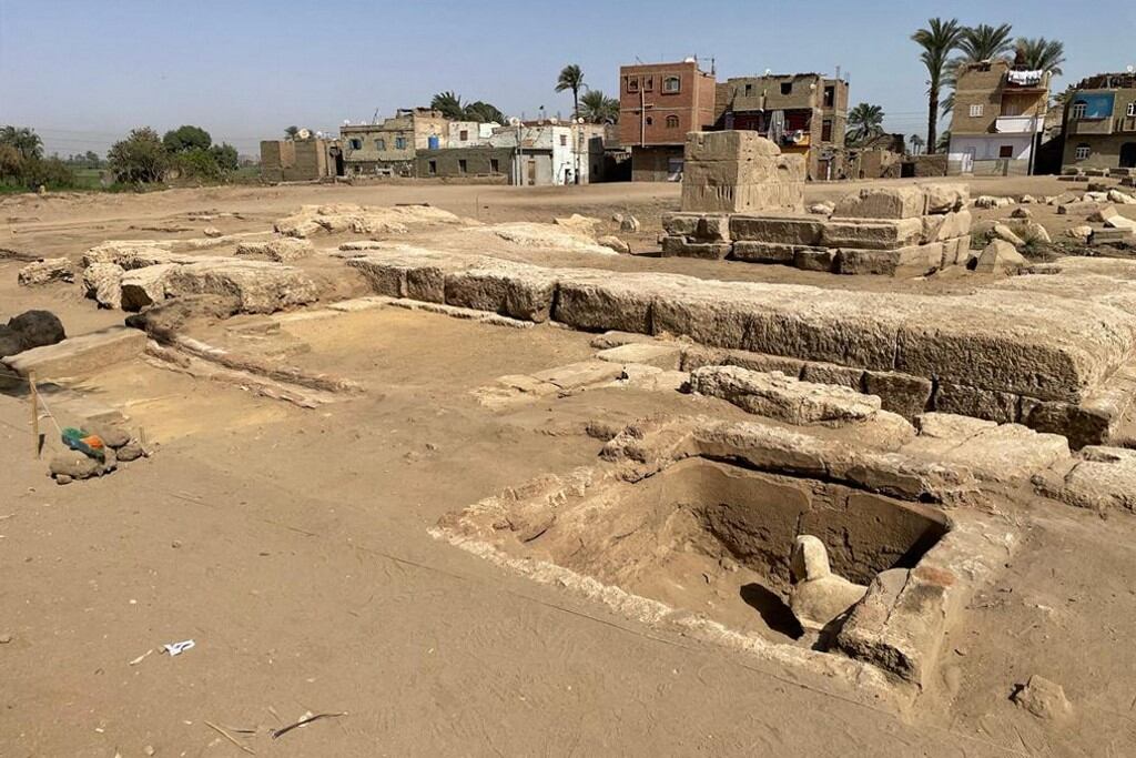 Una imagen publicada por el Ministerio de Antigüedades de Egipto el 6 de marzo de 2023 muestra la estatua desenterrada de la esfinge cerca del Templo de Dendera, en la gobernación de Qina (Qena).