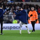 Cruce de Lionel Messi y el árbitro Wilmar Roldán.