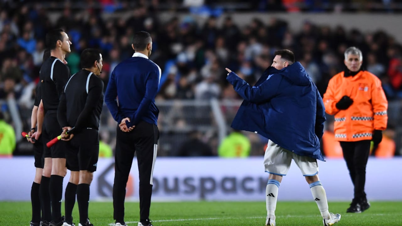 Cruce de Lionel Messi y el árbitro Wilmar Roldán.