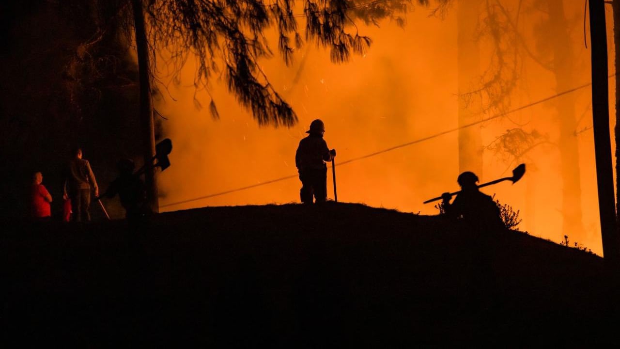 Incendio en el cerro El Cable podría llegar a afectar antenas y ocasionarían fallas en señal de TV de RTVC. Foto: @manolitosalazar
